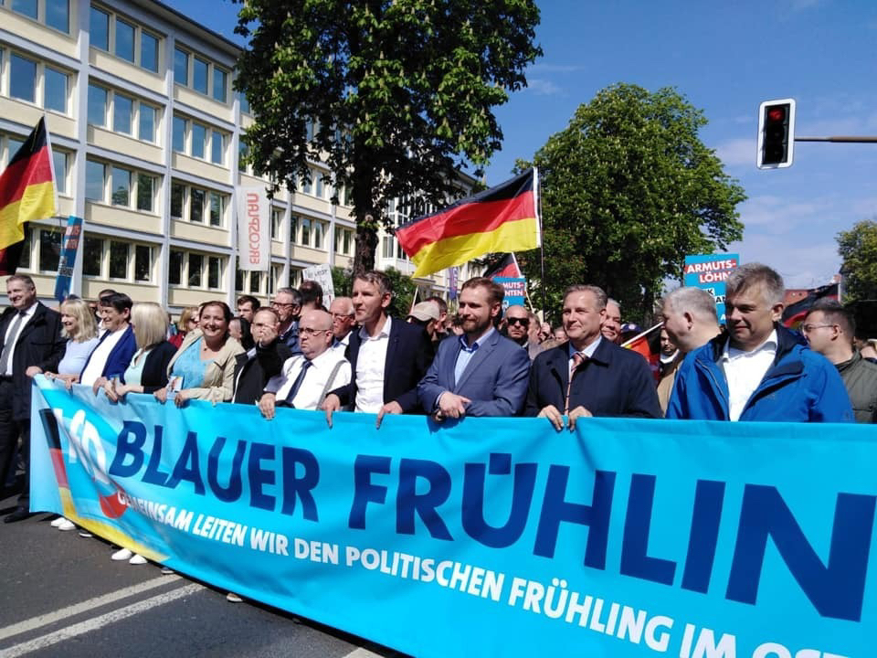 Stephan Bothe gemeinsam mit Björn Höcke hinter einem blauen Flügel Transparent am 01. Mai 2019 in Erfurt